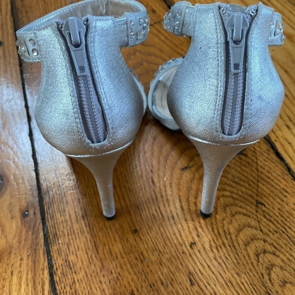 Caparros Size 8 Silver Rhinestone Shoes Never Worn